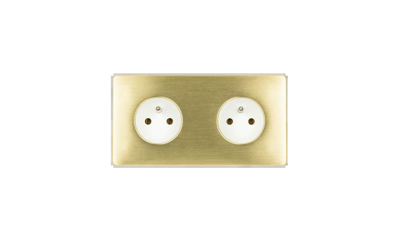 Gniazdko elektryczne białe podwójne ramka stal szczotkowana PVD Brass GN-SNPBR02B