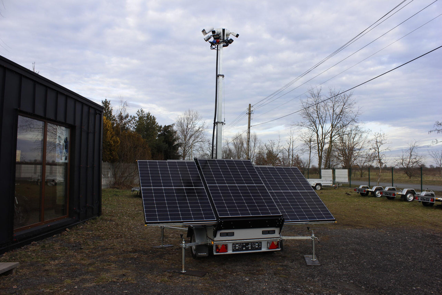 Przyczepa wieża do monitoringu PV3 z zabudową z zasilaniem solarnym