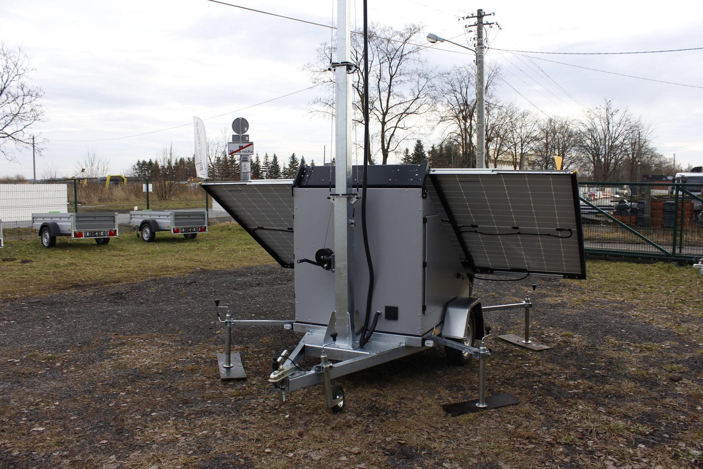 Przyczepa wieża do monitoringu PV3 z zabudową z zasilaniem solarnym