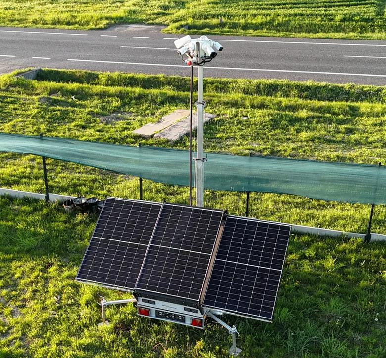 Przyczepa wieża do monitoringu PV3 z zabudową z zasilaniem solarnym i elektroniką na 4 kamery