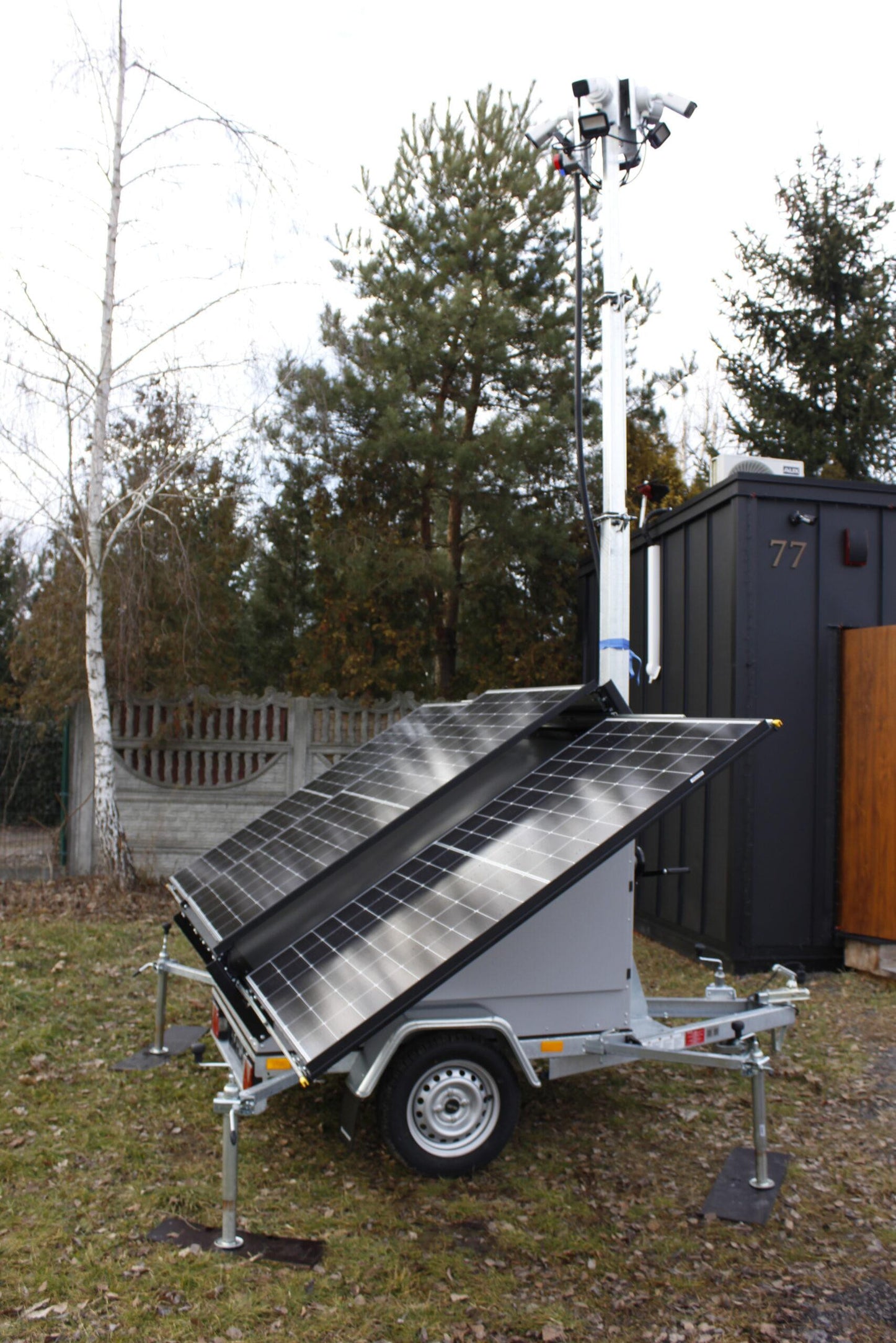 Przyczepa wieża do monitoringu PV3 z zabudową z zasilaniem solarnym