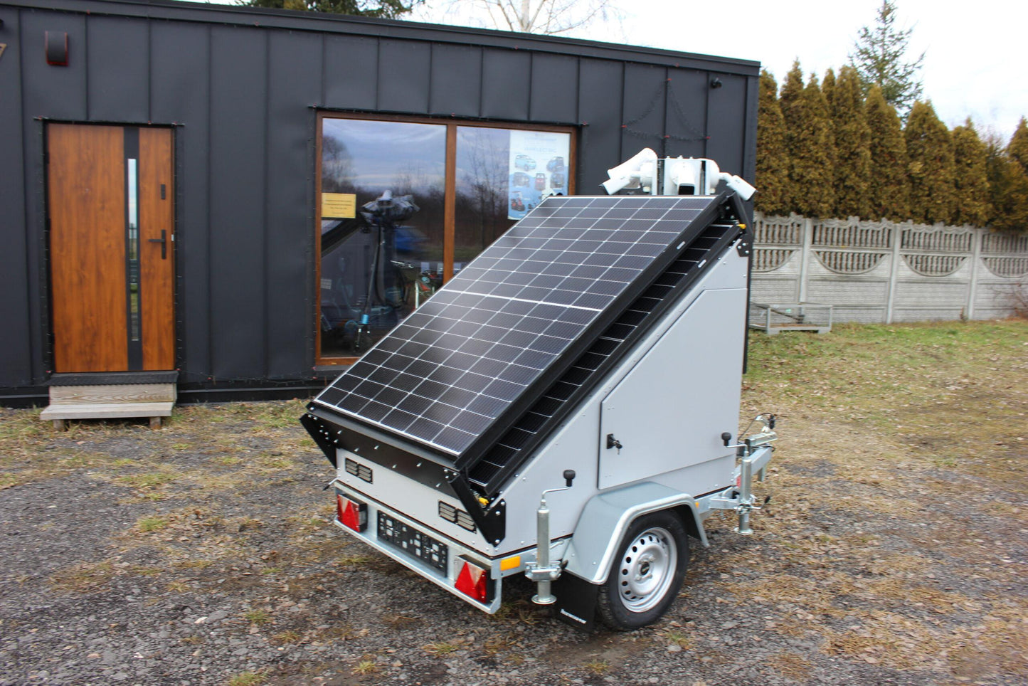 Przyczepa wieża do monitoringu PV3 z zabudową z zasilaniem solarnym i elektroniką na 4 kamery